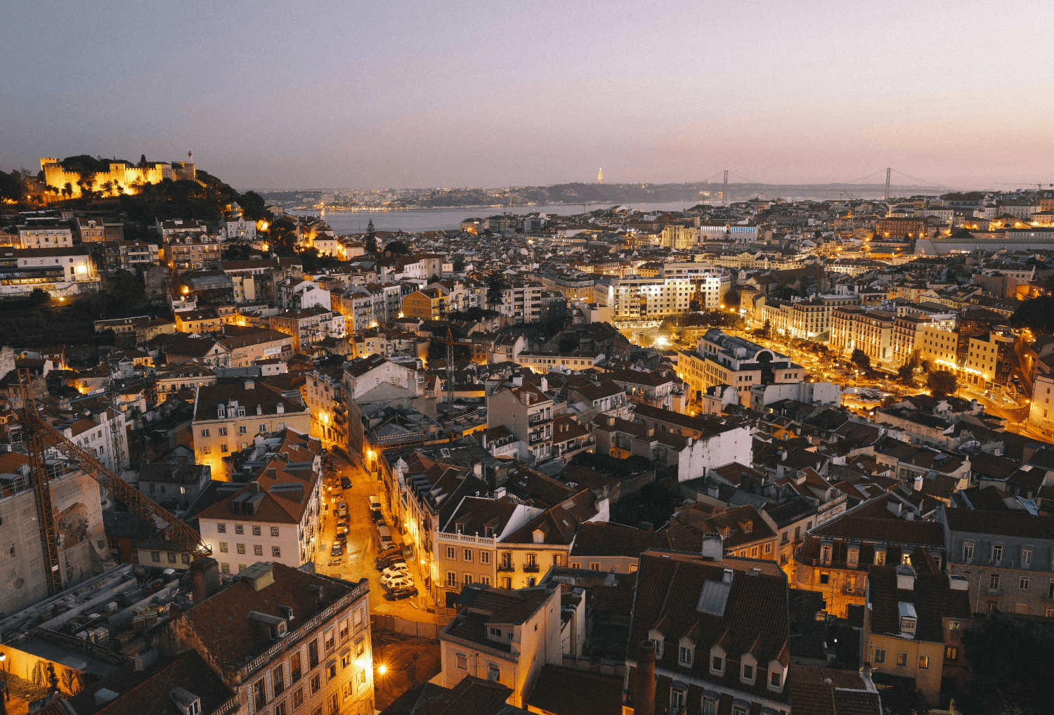 Uitzicht over Lissabon in de avond