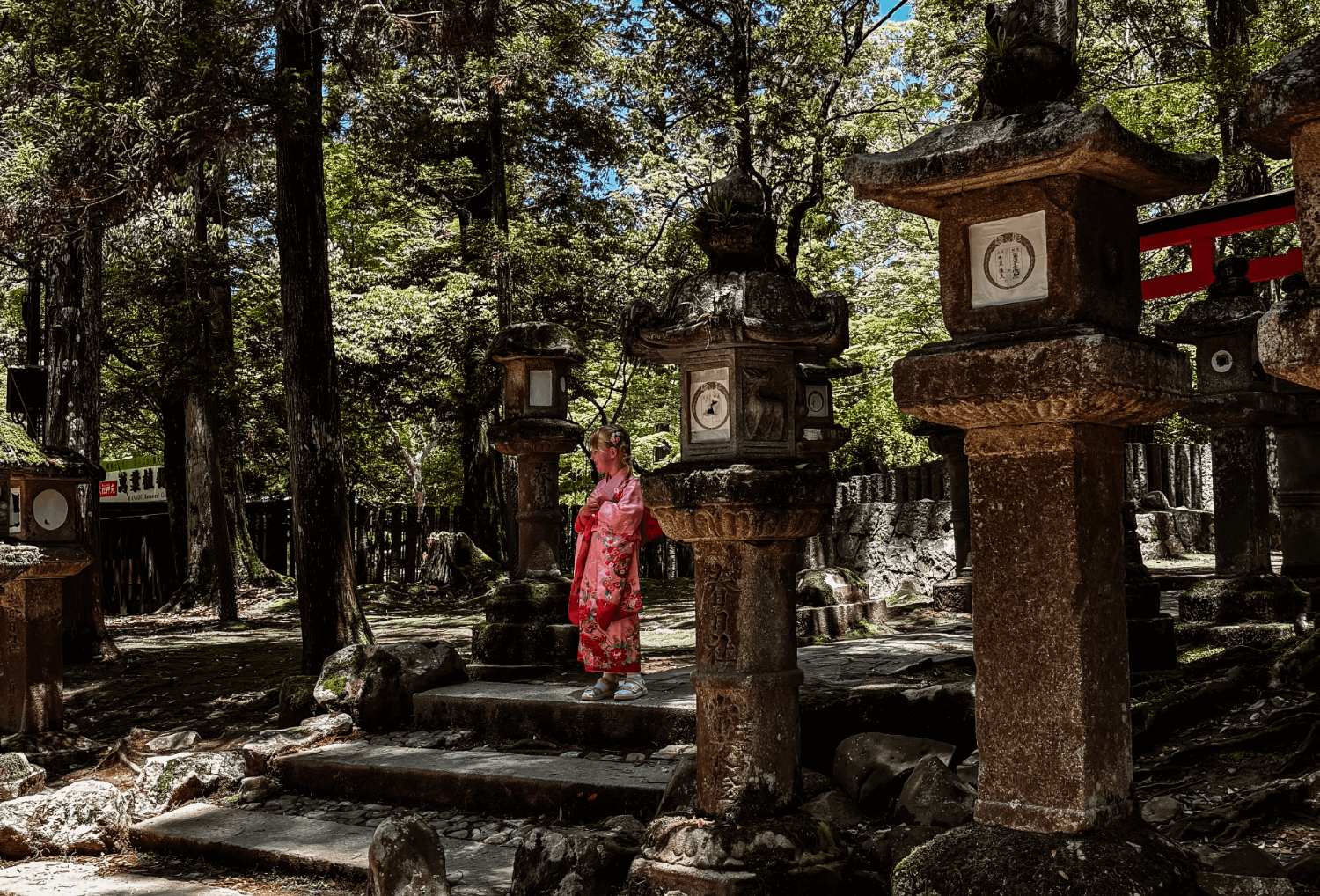 kind bij tempel in japan