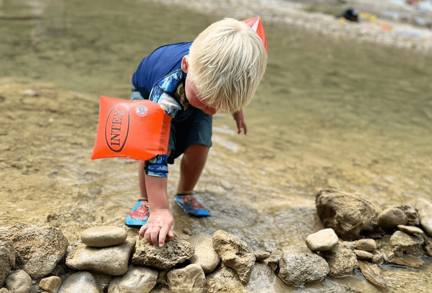 Kind speelt in het water vlakbij Ascoli