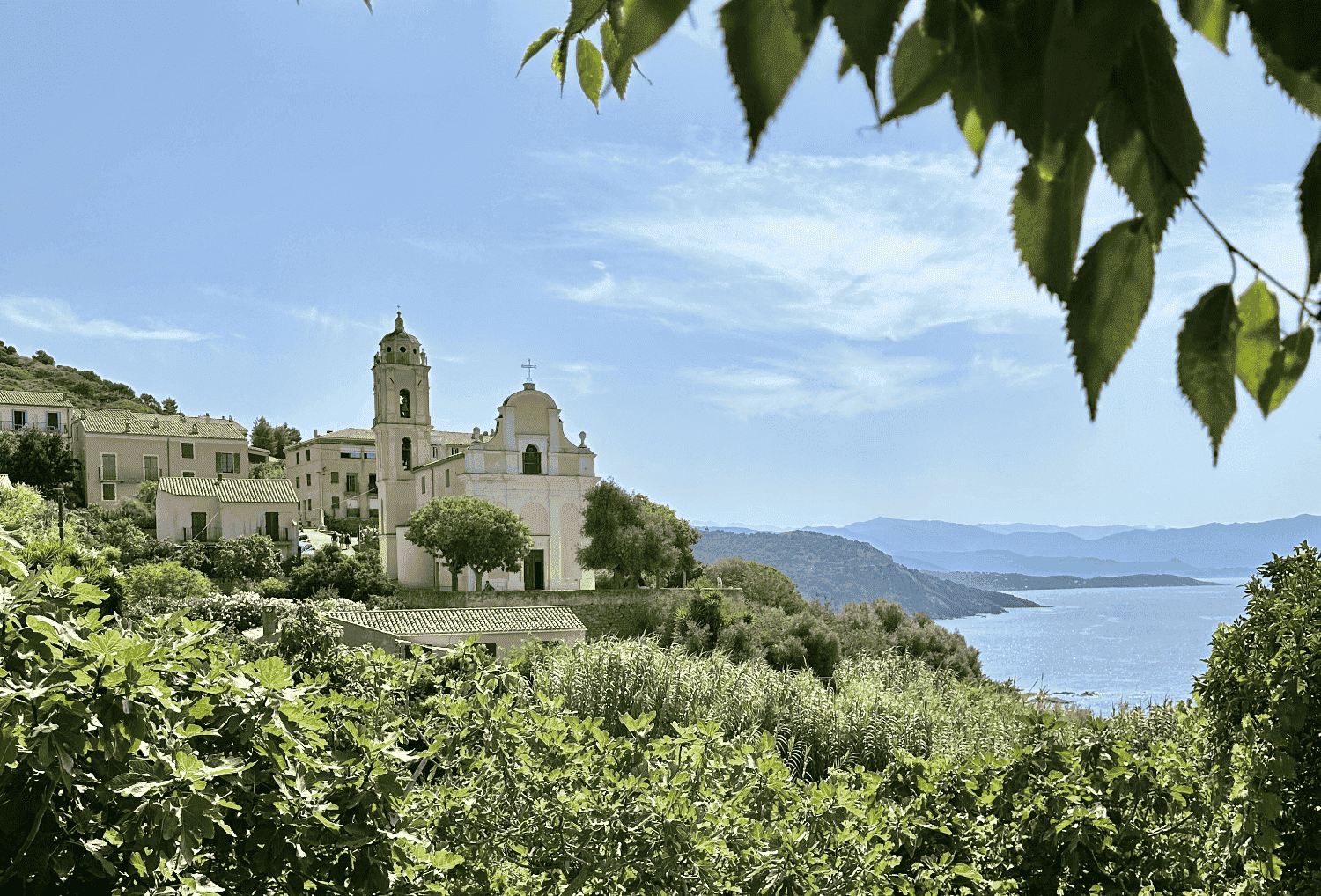 uitzicht kasteel en zee in corsica