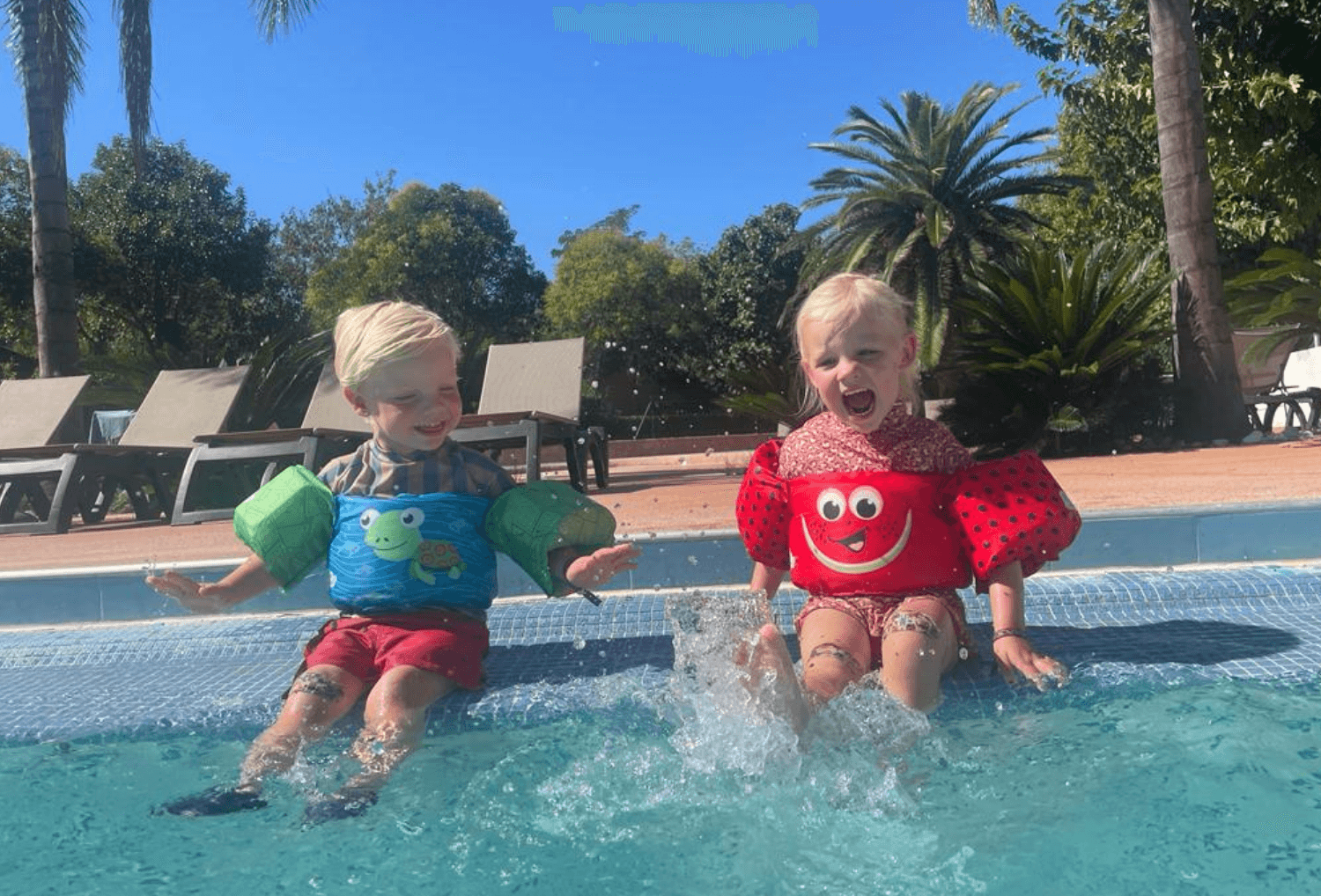 Kinderen in het zwembad in Frankrijk Camping Les Pecheurs