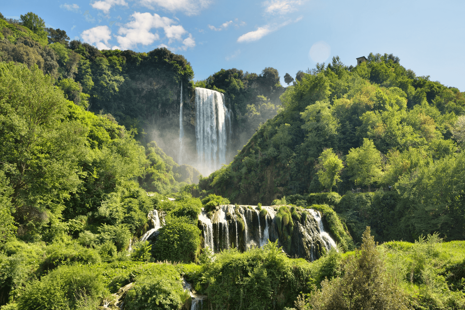 Uitzicht op waterval in umbrie