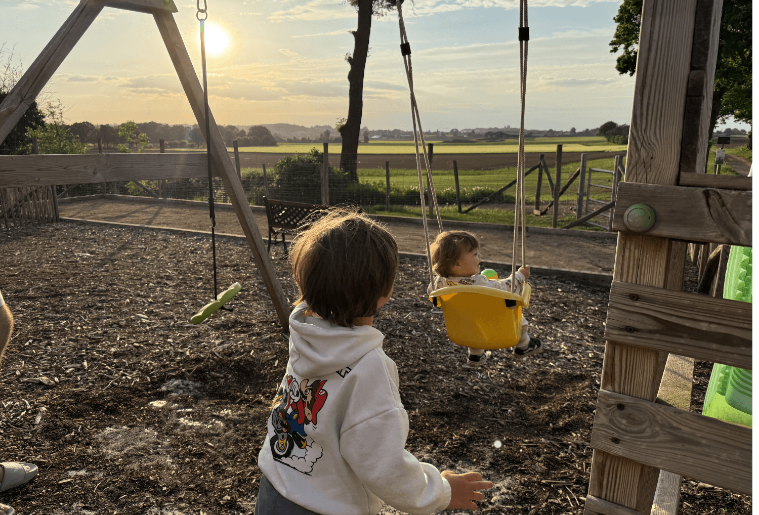 Schommelen in de speeltuin