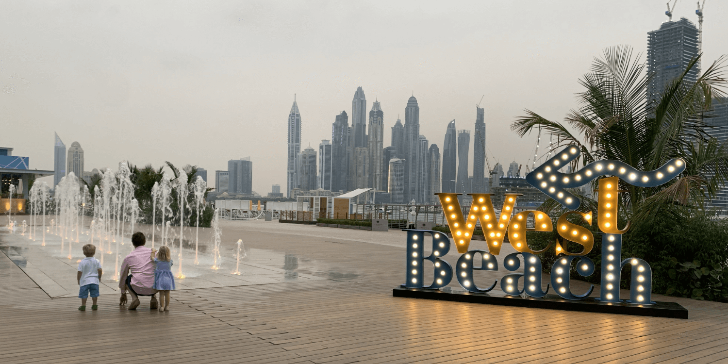 Kinderen met uitzicht over Dubai
