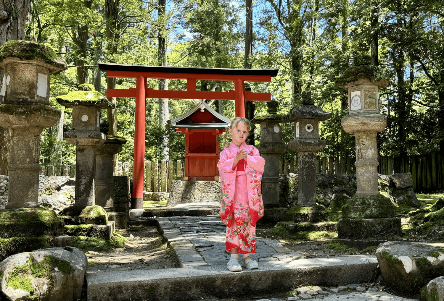 kind in traditionele kleding japan
