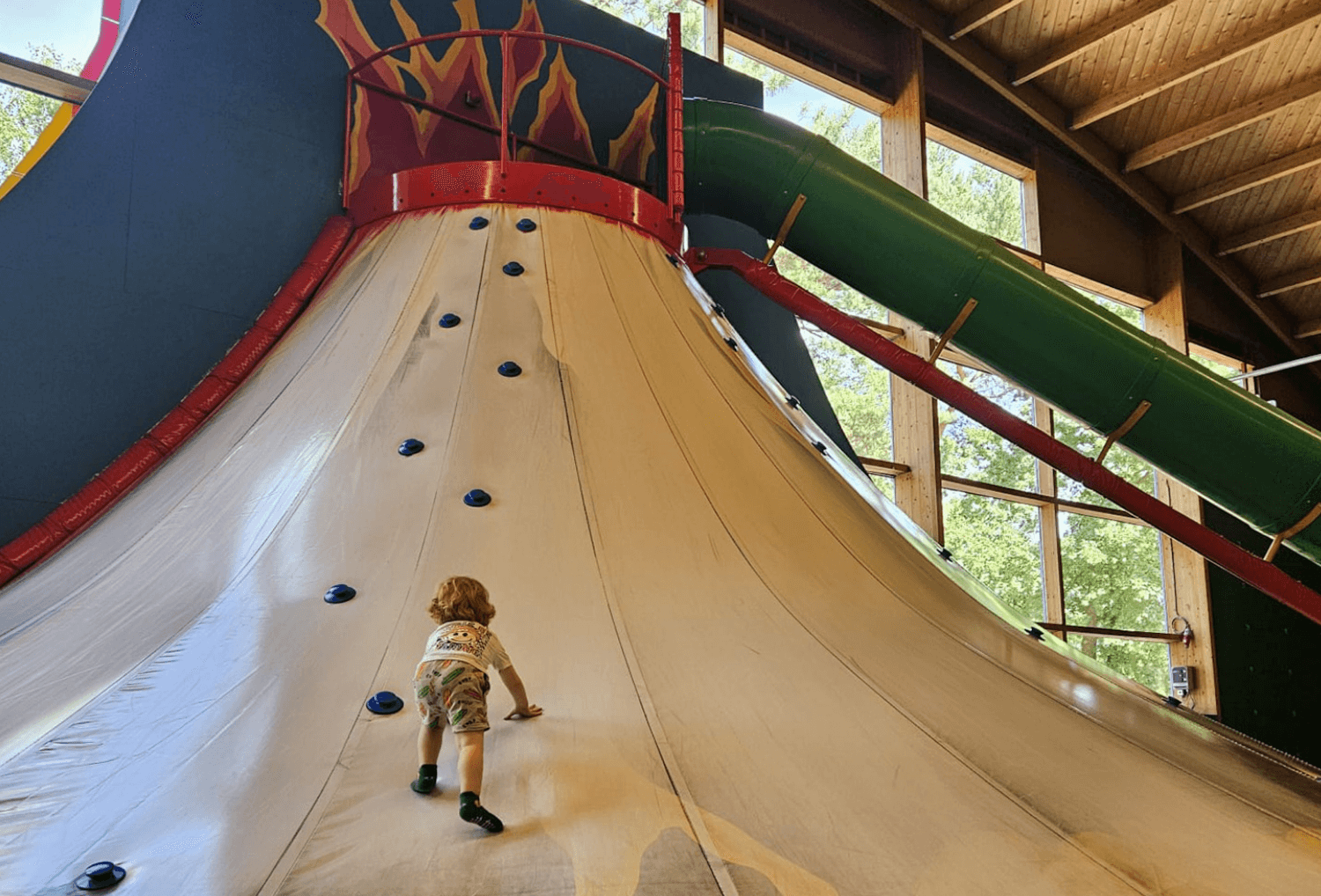 Vakantiepark de Bergen klimmen binnenspeeltuin
