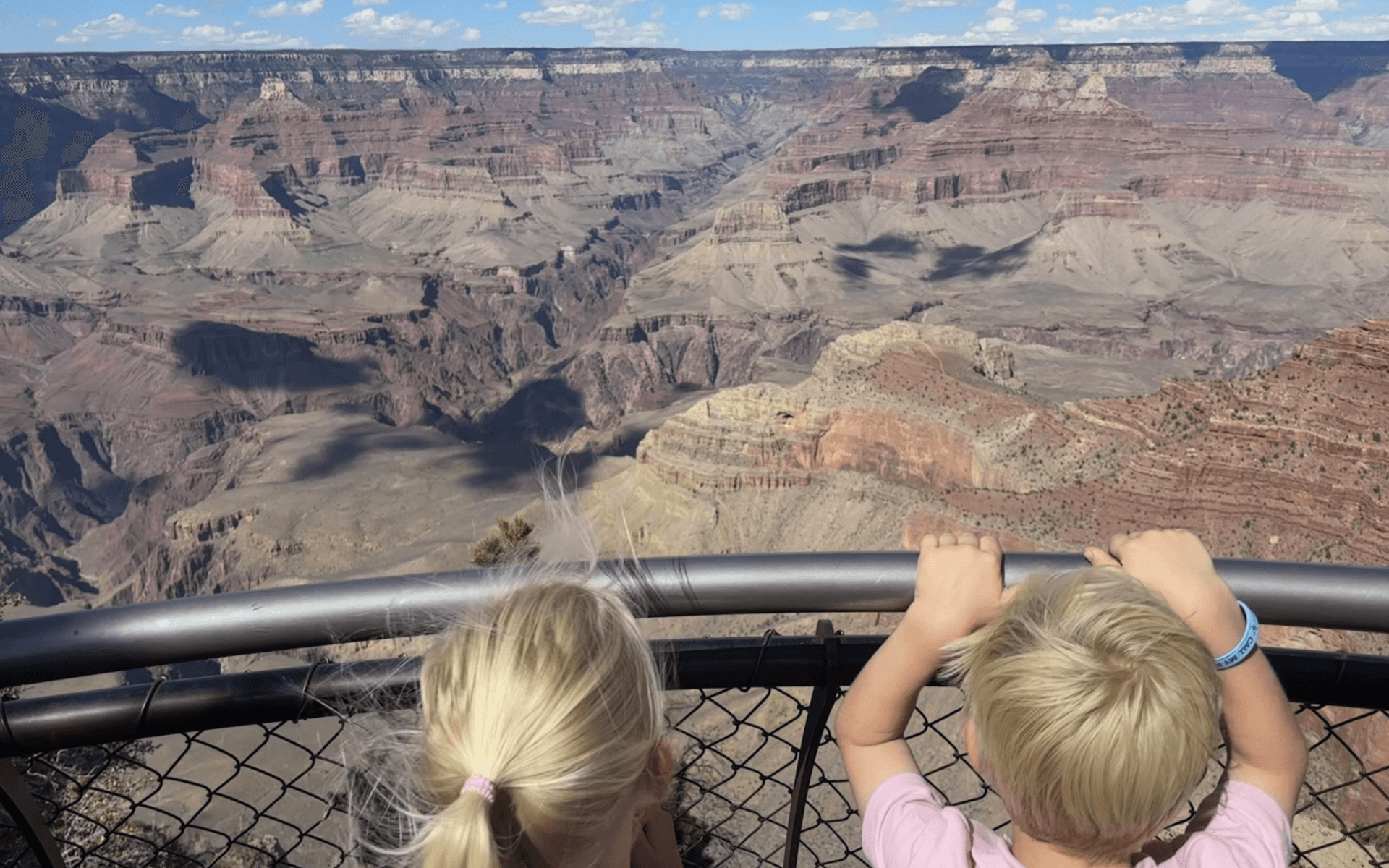 Kinderen met uitzicht over Grand Canyon