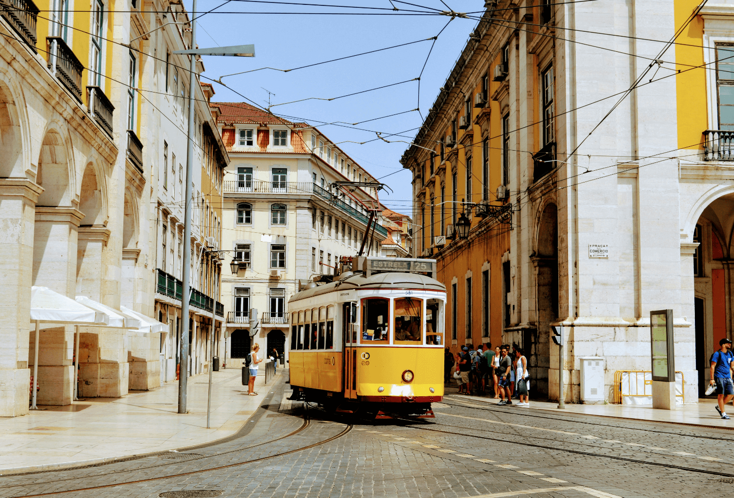 Tram in Lissabon met kinderen