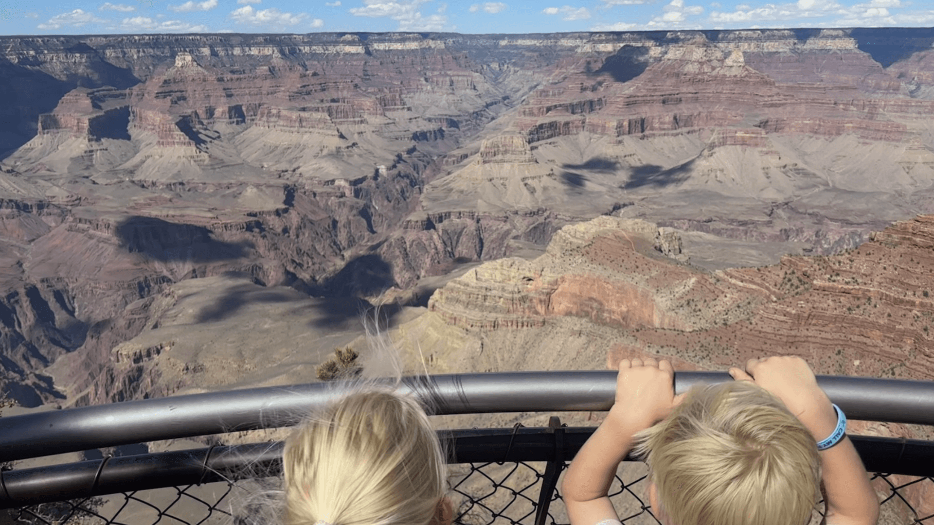 Kinderen kijken uit over de Grand canyon 
