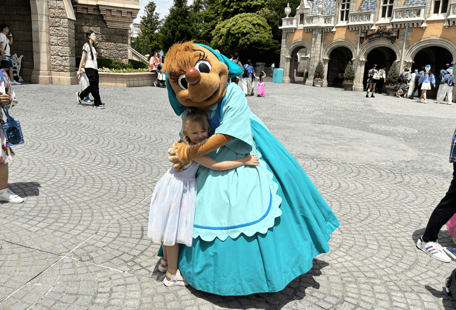 Kind met figuur in Disney Tokyo